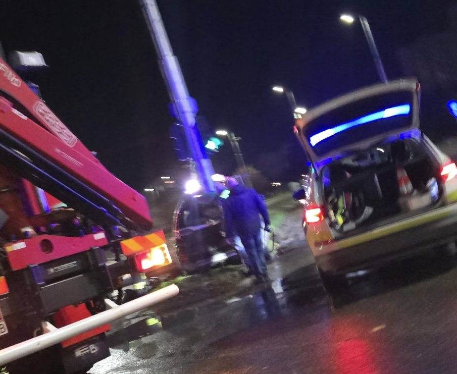 СРЕДНОЩЕН ЕКШЪН: Пиян се заби в светофар в Пловдив при опит да избяга от полицията