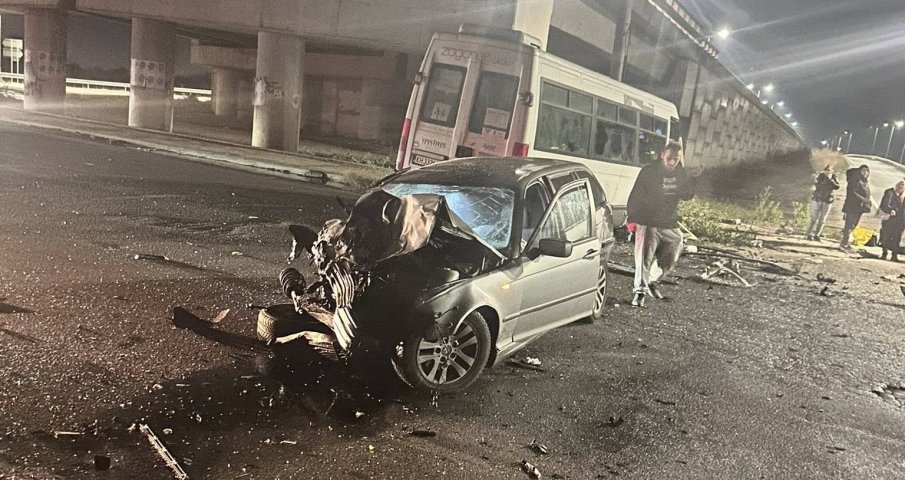 ШОКИРАЩО! Брутална катастрофа в София между кола и бус с пътници, има поне 10 ранени (СНИМКИ/ВИДЕО)