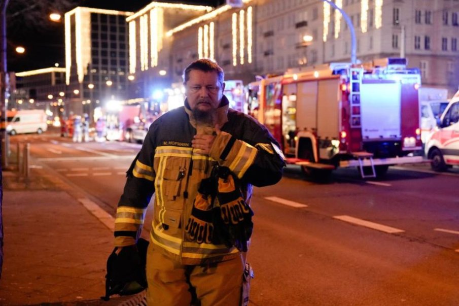 Къща, в която са били складирани незаконни фойерверки, изгоря до основи в Кьолн