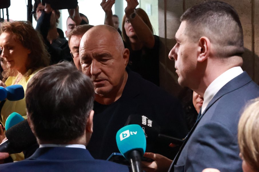 СУПЕР ШОУ В ПИК TV! Вижте как Борисов тръгна към Ивайло Мирчев с репликата Ела, бе, пипай ме по ушето, а полулидерът на ДБ се уплаши и започна да пелтечи (СНИМКИ/ВИДЕО)