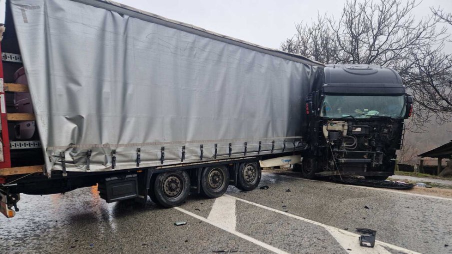 Румънски тир се завъртя и блокира Прохода на Републиката