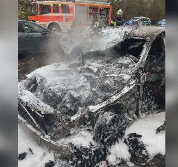 Германка опожари скъп автомобил с празничен фойерверк