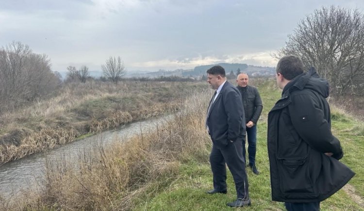 Атанас Зафиров инспектира критични непочистени участъци по река Струма