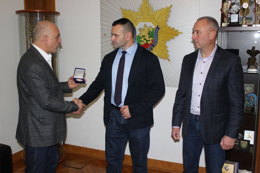 Служител на НСО спаси паднал във фитнеса мъж, отличиха го