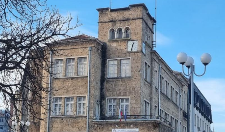 В Шумен задържаха 20-годишен мъж за измами с покупко-продажба на фургони