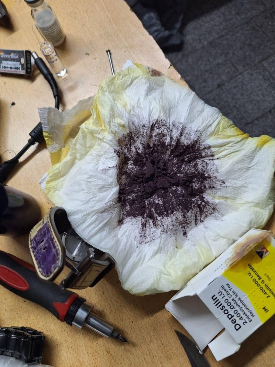 Иззеха опасни химикали и наркотици от дома на криминално проявен в Бургас