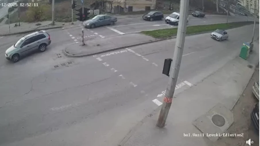 БЕЗУМИЕ: БМВ шпори в насрещното по булевард в Хасково