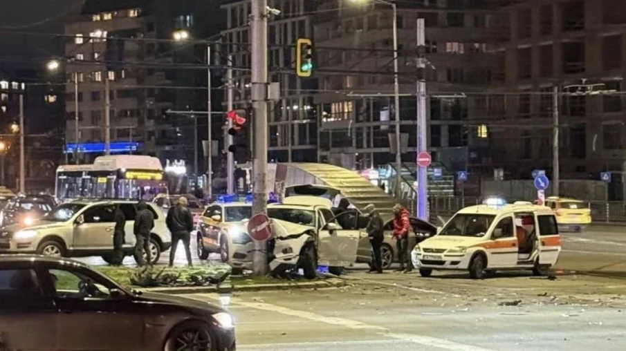 ЗРЕЛИЩНА КАТАСТРОФА: Бургазлия се заби в светофар в София