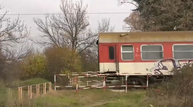 Жители на Баня искат нов жп прелез заради опасен трафик през центъра на града