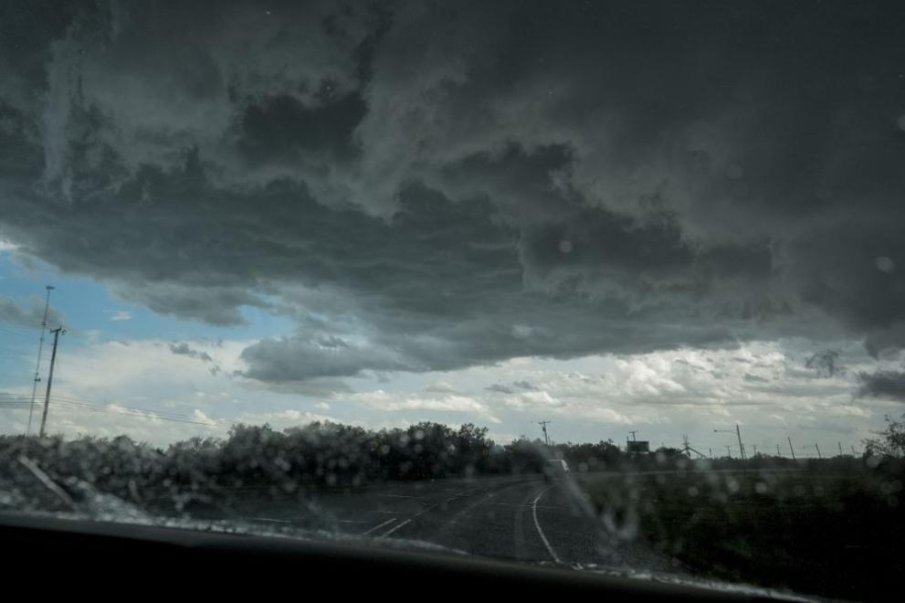 Опасно време и червен код в Гърция, бурята „Байрон“ настъпва