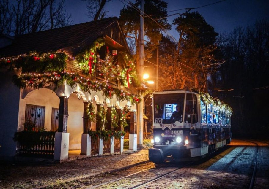 КОЛЕДНА ПРИКАЗКА: Спирка „Вишнева“ в София се превърна във вълшебно кътче (СНИМКИ)