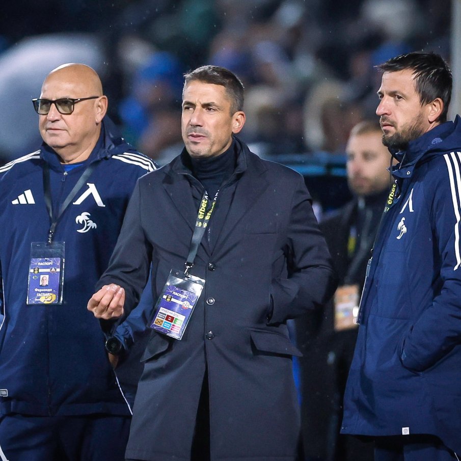 Веласкес спира с експериментите в Левски