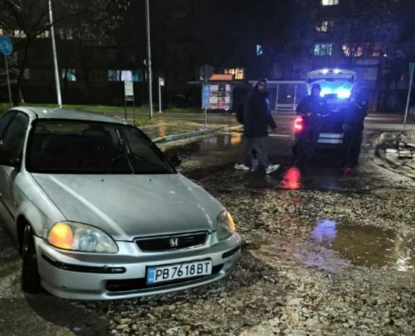 Автомобил пропадна в дупка в Пловдив, отворила се след дъжда