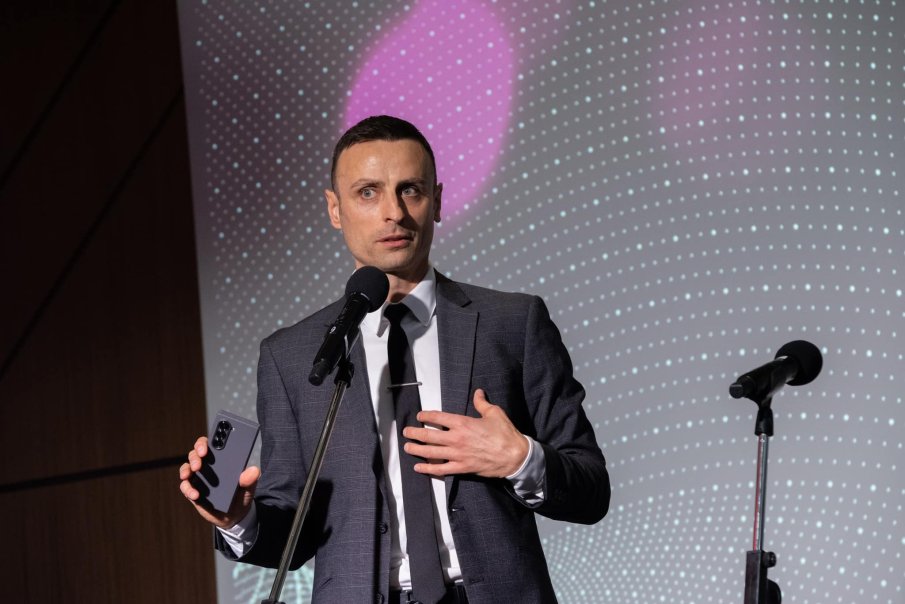 САМО В ПИК И РЕТРО: Бербатов пътува евтинджос (СНИМКА)