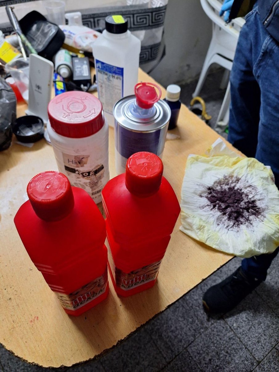 В КРАЧКА: Хванаха химик, докато бърка наркотици в Симеоновград