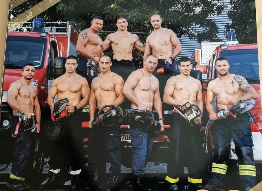 Варненски пожарникари се разголиха за благотворителен календар