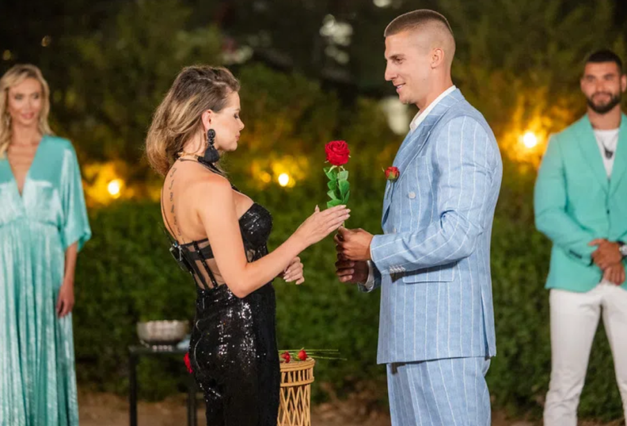 Майката на Криси смрази Петър в Ергенът: Любов в рая