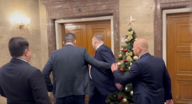 Приключиха Мирчев и компания след наглата провокация срещу Пеевски: Група либерални демократи, начело с един нерез крещят и викат из НС като на селски събор