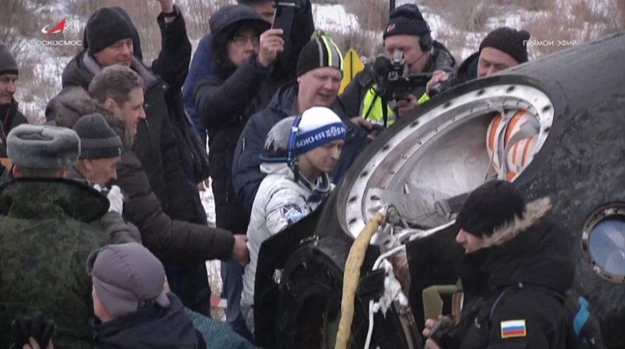 Руско-американски екипаж се завърна на Земята с космическия кораб „Союз МС-27“