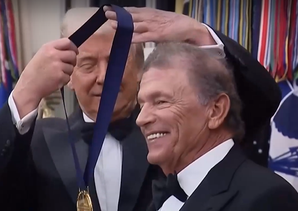 Тръмп връчи медали на носителите на наградите на Кенеди център