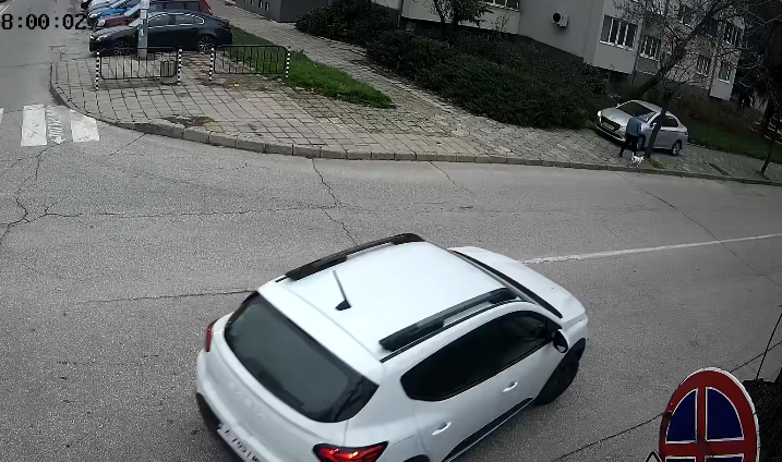 Заснеха шофьор да се движи по тротоар в Хасково (ВИДЕО)