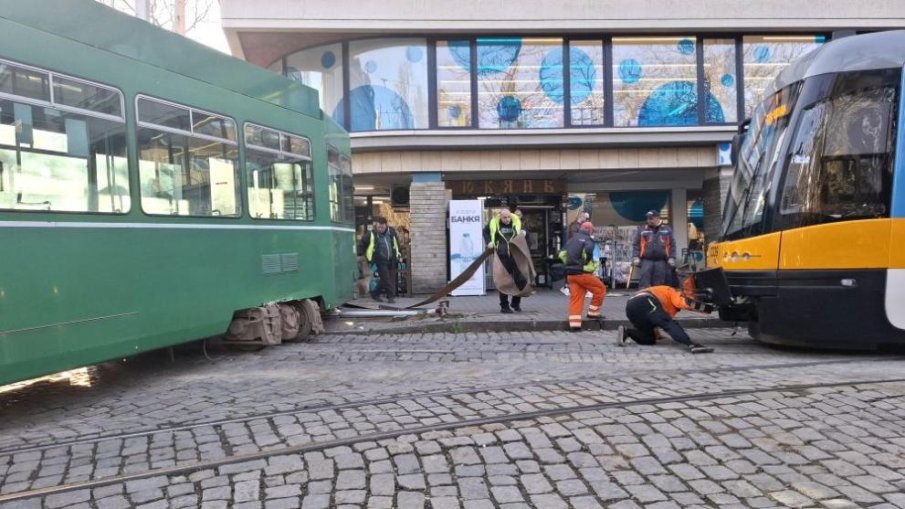 Трамвай дерайлира в София (СНИМКА)