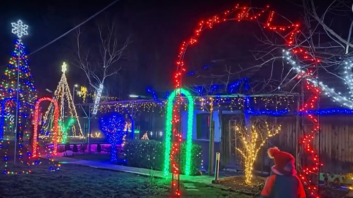 Ученик създаде коледна магия от 1475 метра сияйни гирлянди и 25 000 светодиода