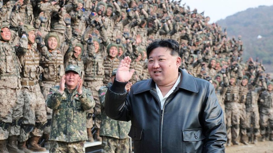 Ким Чен-ун посрещна севернокорейски войници, завърнали се от мисия в Русия (ВИДЕО)