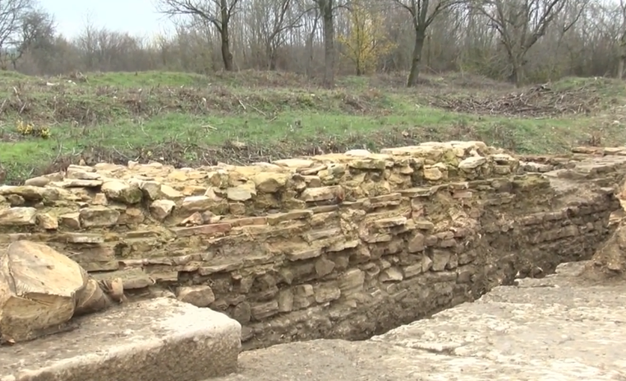 Къде се е намирал единственият древен мол, открит на територията на България