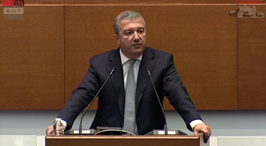 Драго Стойнев попиля Кокорчо: С този модел, срещу който говориш, променихте Конституцията. Сипахте си шампанско, уискита, радвахте се