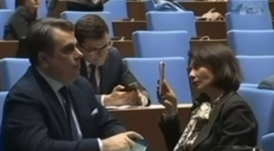 ДВЕ ЖЕНИ НА РЪБА НА НЕРВНА КРИЗА! Козилата и Асен Василев стягат селфита за Тик-Ток (КУЛТОВО ВИДЕО)