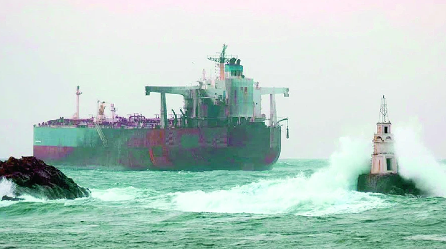 Танкерът „Кайрос“ е в стабилно положение, предстои операция за извеждане на безопасно място