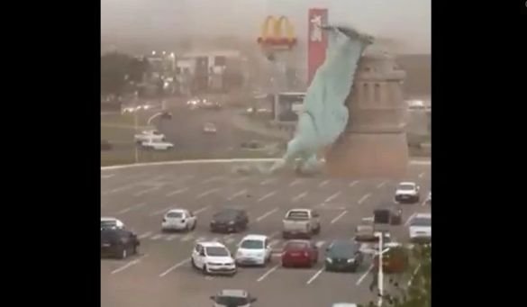 Силен вятър събаря копие на Статуята на свободата в Бразилия