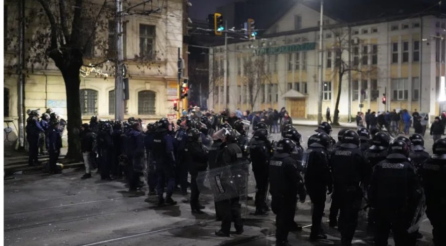 Десетки задържани на протеста в София