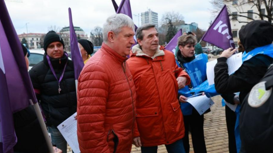 Синдикатите с акция пред НС: Питат депутатите какво ще стане с доходите през 2026 година