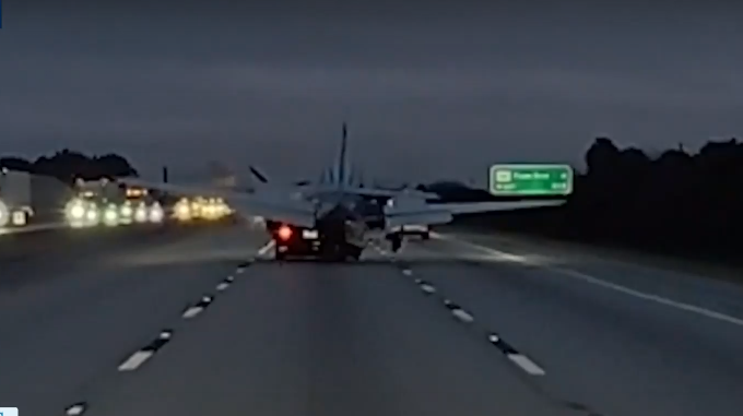 Самолет се разби на магистрала във Флорида