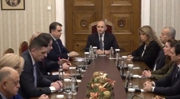 ИЗВЪНРЕДНО В ПИК TV! След като бутнаха кабинета - всички лидери на ППДБ отидоха на крака при президента. Ген. Атанасов го пита ще прави ли партия, Радев увърта