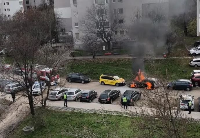 Кола пламна в столичния кварла Младост 2 (СНИМКИ)