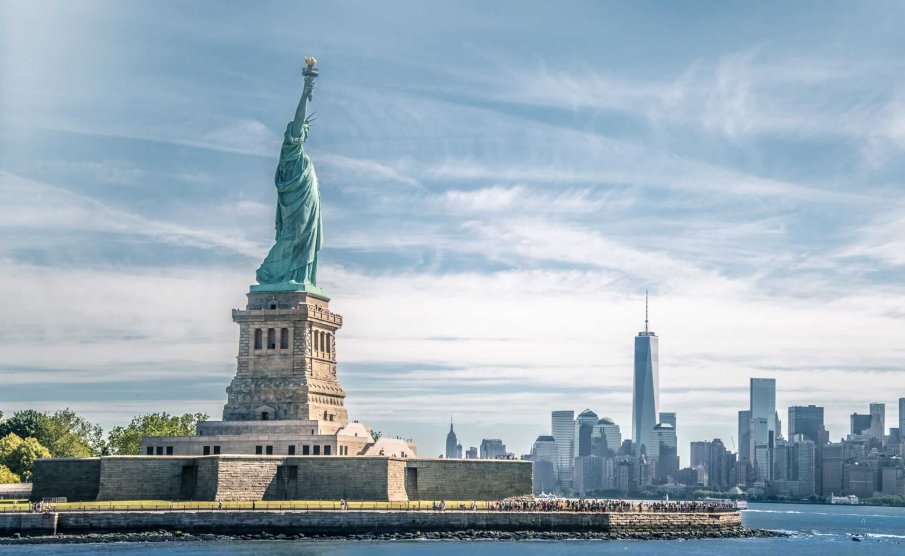 САЩ ще проверяват социалните мрежи на туристите за последните пет години