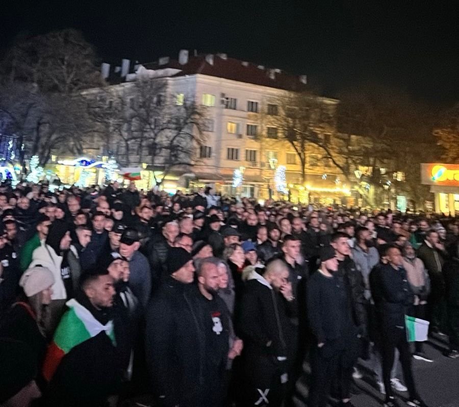 САМО В ПИК! В Стара Загора е страшно - хиляди се събраха, за да поискат стабилност в държавата (ВИДЕО/СНИМКИ)