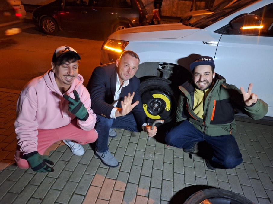 Преди концерта на Род Стюарт: Рафи сменя гума на политик