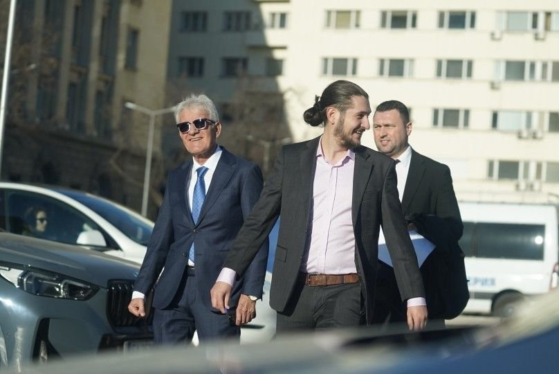 САМО В ПИК! Деребеите на Доган на ресторант след оставката на парламента. Празнуват падането на кабинета (СНИМКИ)