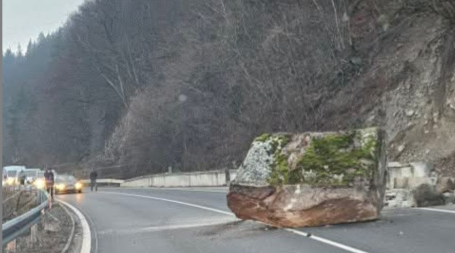 Голяма скала падна на пътя Банско - Гоце Делчев, спряха трафика