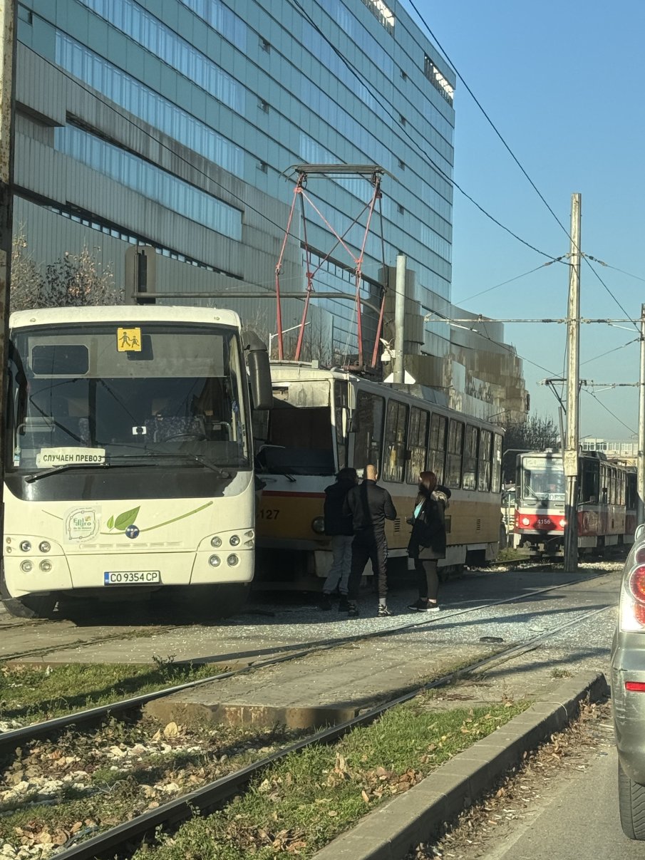 ПЪРВО В ПИК: Катастрофа между трамвай и автобус пред столичен мол (СНИМКИ)