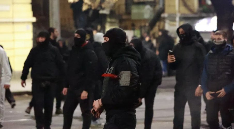 ИЗВЪНРЕДНО Нов опит за метеж в София след протеста на ППДБ - маскирани хвърлят бомбички, обръщат контейнери и заплашват случайни минувачи