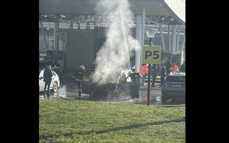 Кола се запали на паркинга на столичното летище „Васил Левски“