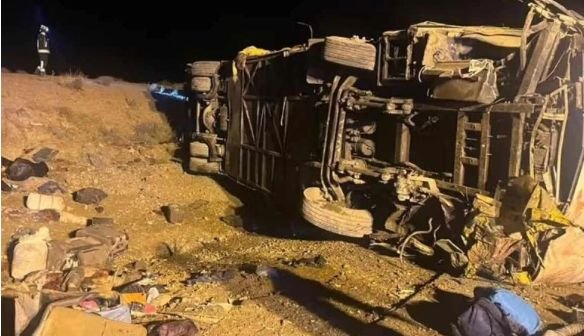 Най-малко 13 души загинаха, а повече от 10 бяха ранени при преобръщане на автобус в Иран