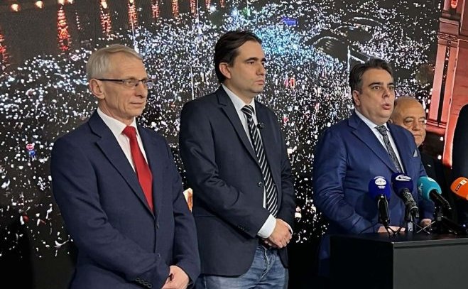 МЕЧТИТЕ ИМ РОЗОВИ, ГЛУПОСТИТЕ ИМ - НА ТЪРКАЛЕТА: Някой да спре ППДБ да се резилят как щели да имат 121 депутати в следващия парламент