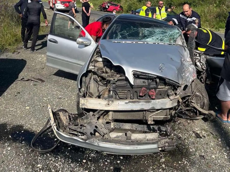 КРЪВ НА ПЪТЯ: Тежка катастрофа край Аксаково, има загинал