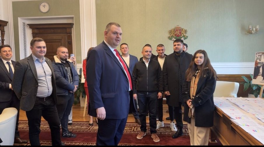 ГОРЕЩО В ПИК! Делян Пеевски посрещна млади посетители в Музея на сглобката (СНИМКИ)